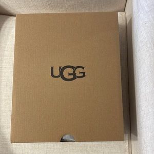 NWT Ugg Classic Ultra Mini in Chestnut.